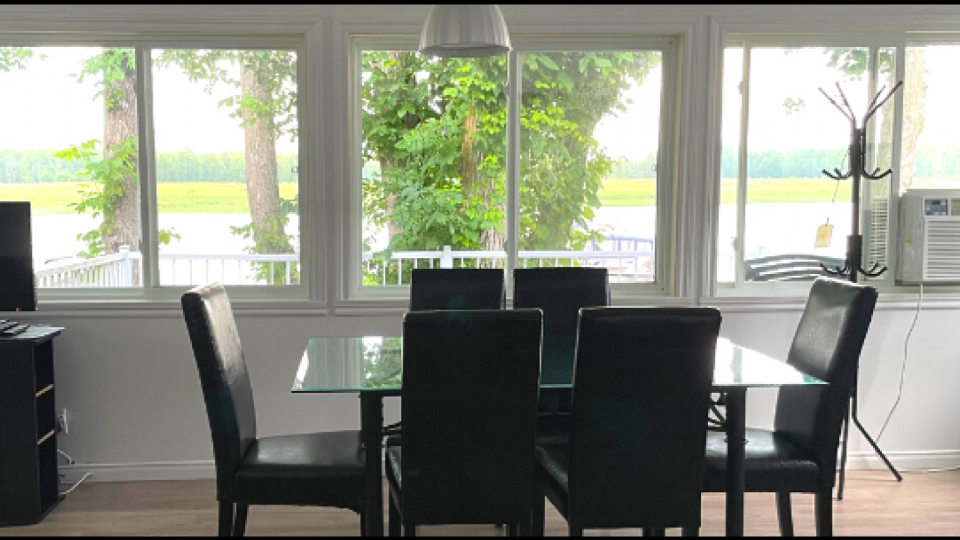 salle-manger-chalet-branchu-pourvoirie-roger-gladu